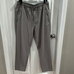 VUORI TRAIN TECH PANTS. SHIITAKE